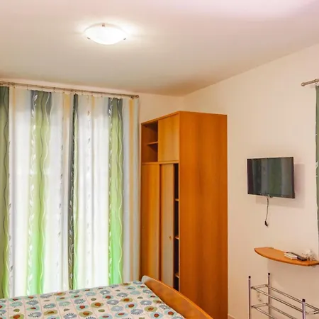 In Mit Eigenem Balkon Pula